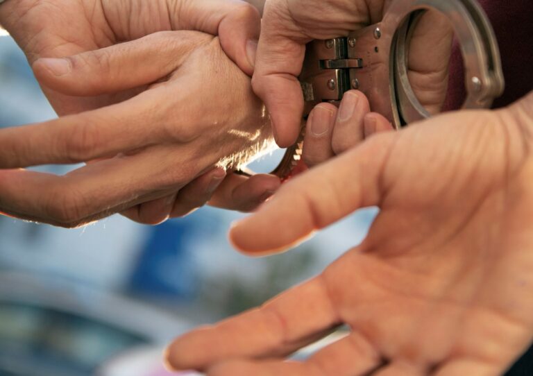 Detinguts tres lladres per robar en pisos de Sarrià-Sant Gervasi col·locant marcadors a les portes