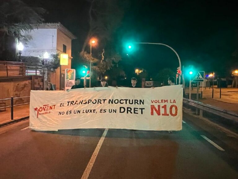 El Jovent Republicà talla la carretera de Vallvidrera per reclamar el retorn de l’N10
