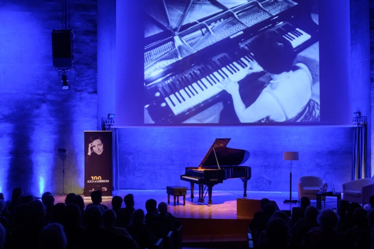 Redescobrint Alícia de Larrocha a través de la música, veu i Joaquim Maria Puyal