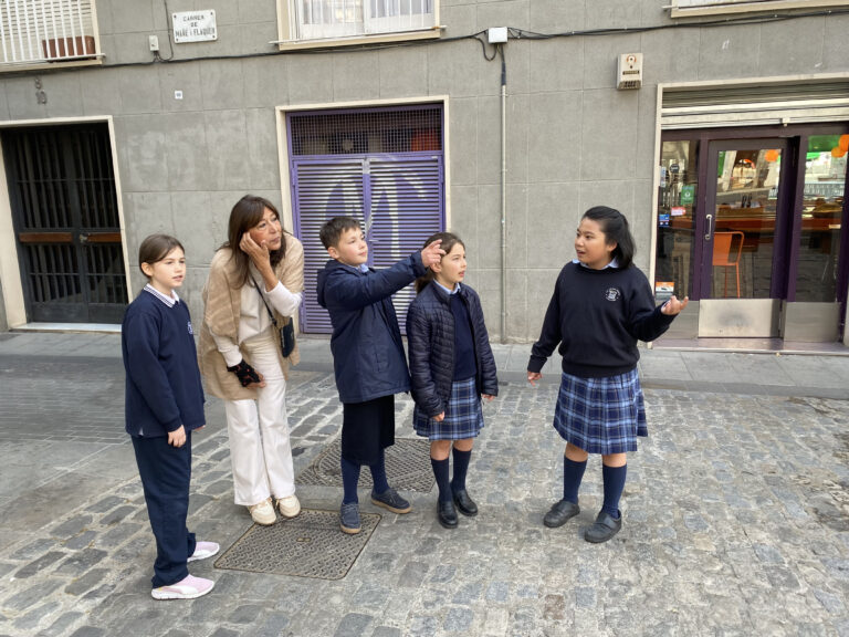 Un passeig per Sarrià amb alumnes de l’aula d’acollida de l’escola Santa Isabel