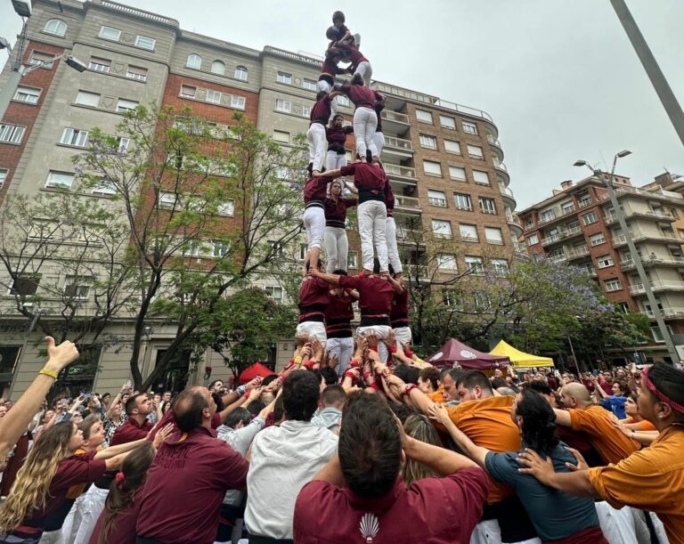 Els Castellers de Sarrià descarreguen un històric 4 de 7 amb l’agulla a la Bonanova