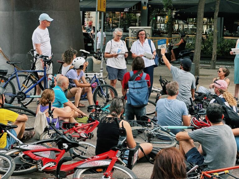 El carril bici de la Via Augusta, inaugurat unilateralment pel veïnat