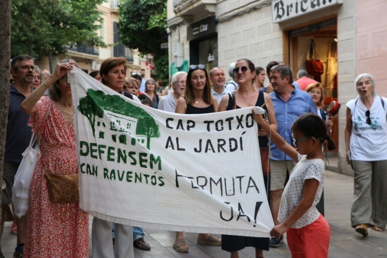 Cassolada reivindicativa als carrers de Sarrià per defensar Can Raventós: “Volem el jardí pel barri”