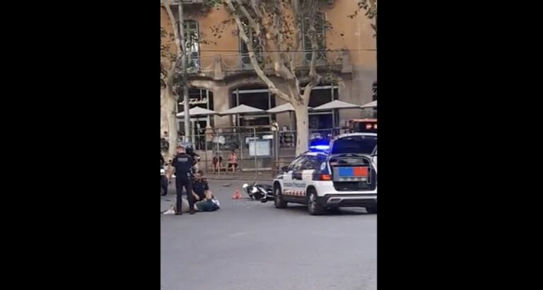 Una patrulla dels Mossos envesteix un motorista a la Bonanova