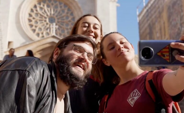 Els Castellers de Sarrià estrenen vídeo emulant l’anunci de Xibeca: “He estat a tot arreu”