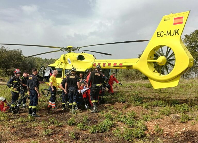 Els Bombers rescaten un ciclista ferit greu en un corriol de Collserola