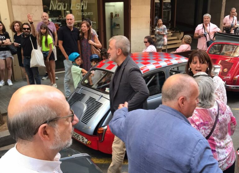 La concentració de Seat 600 omple els carrers de la Festa Major del Farró