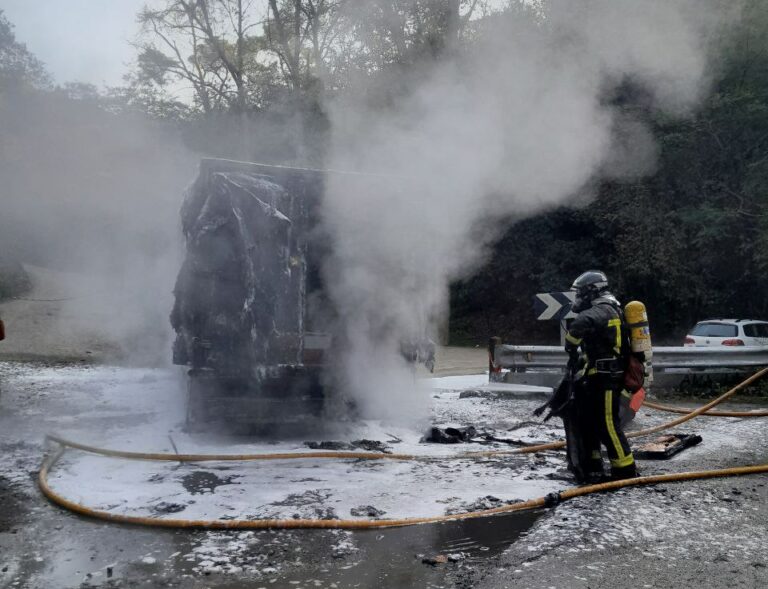 Crema un camió al revolt de les monges a Vallvidrera afectant una zona de matolls