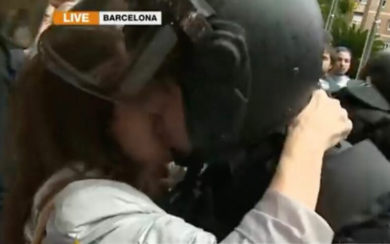 Un policia imputat per l’1-O denuncia un petó “no consentit” d’una votant al Departament d’Educació