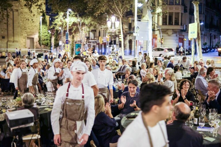 Assís reuneix 300 persones a la plaça de Sarrià al sopar solidari per a les persones sense sostre