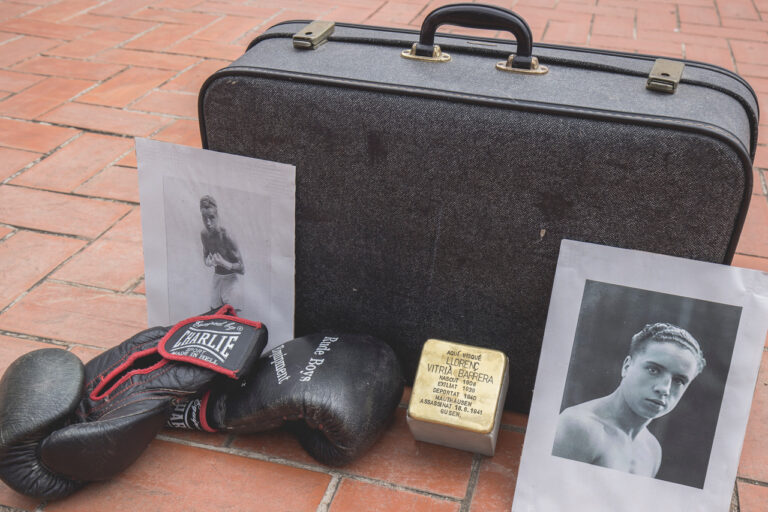 El projecte ‘Stolpersteine’ arriba al passatge Marimon en record del boxejador Llorenç Vitrià