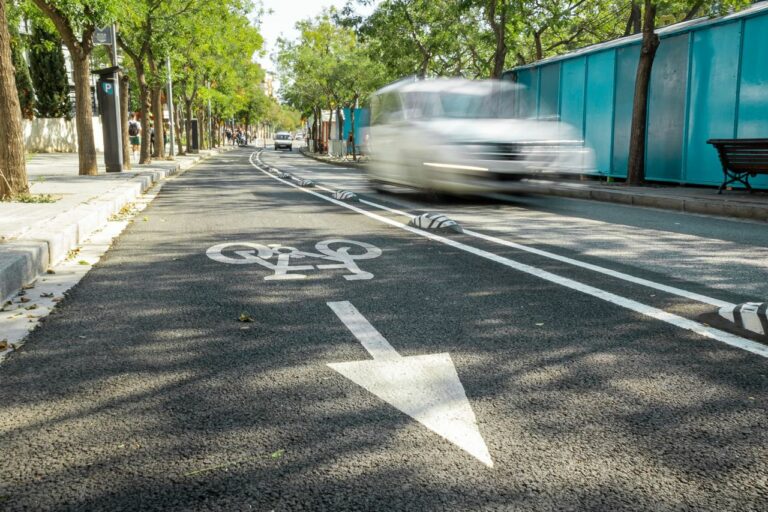 Trànsit no ha detectat més pressió de vehicles a la Via Augusta amb el carril bici