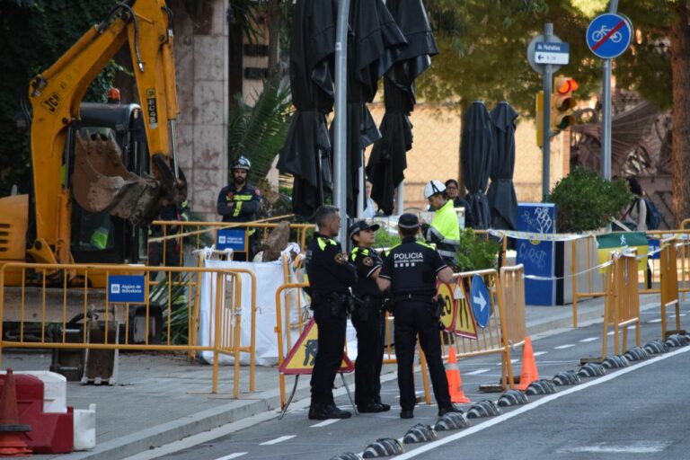 Una fuita d’aigua al passeig Manuel Girona afecta un bar i els veïns d’un edifici