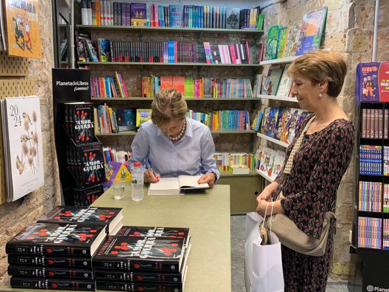 Pilar Eyre dona suport a la Llibreria de la Plaça de Sarrià signant ‘De amor y de guerra’