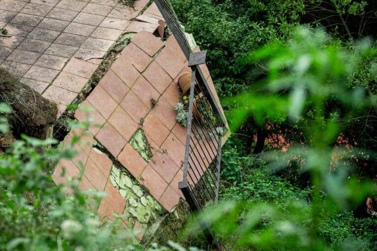 La infravida a les Planes: tres anys i mig amb la terrassa de casa penjant per una esllavissada