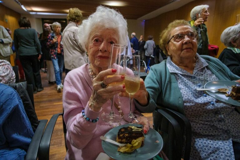 Un brindis per la vida centenària