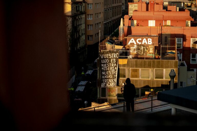 El Kubo i la Ruïna responen al desallotjament a la Bonanova: “Estem fartes de veure edificis tapiats”