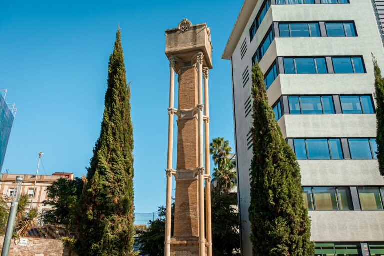 La Torre de l’Aigua als Jardins dels Setze Jutges a Sarrià, una antiga construcció que salta a la vista