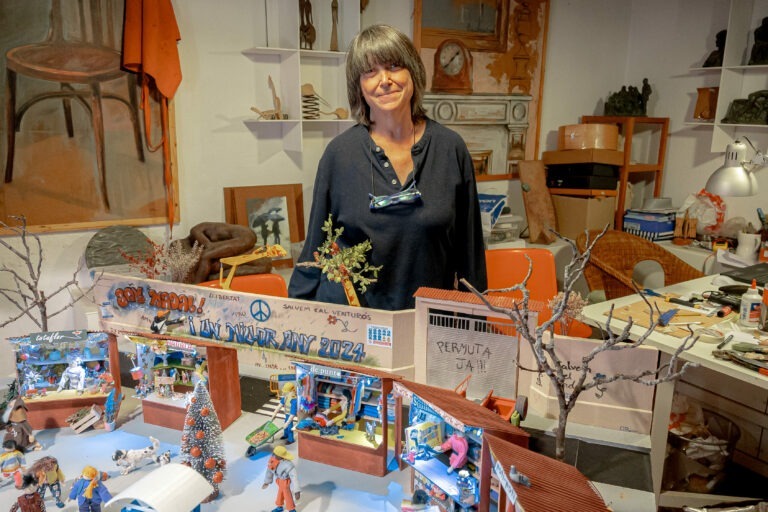 El pessebre de l’escultora Olga Ricart incorpora la defensa de Can Raventós i el carril bici de la Via Augusta