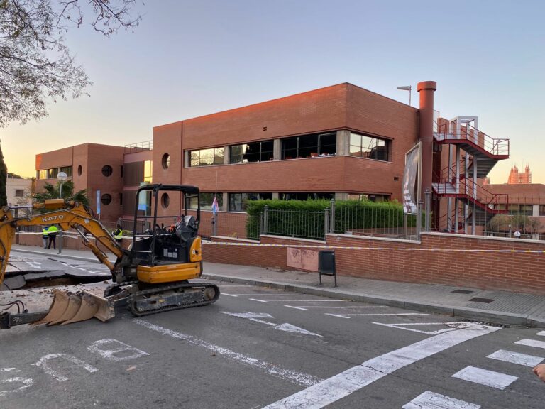 Una fuita d’aigua al carrer Iradier trenca els vidres de la UIC i inunda l’edifici