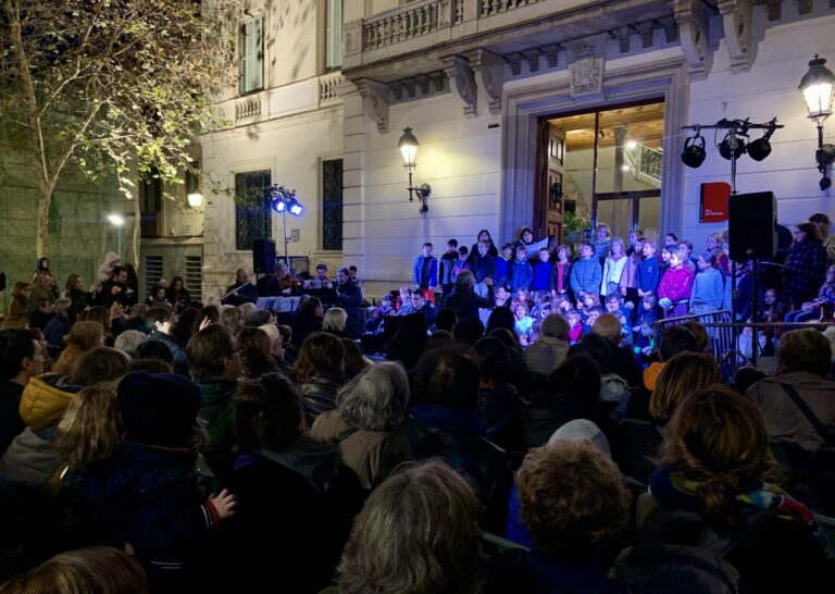 El concert institucional de Nadal reuneix centenars de famílies a la plaça del Consell de la Vila