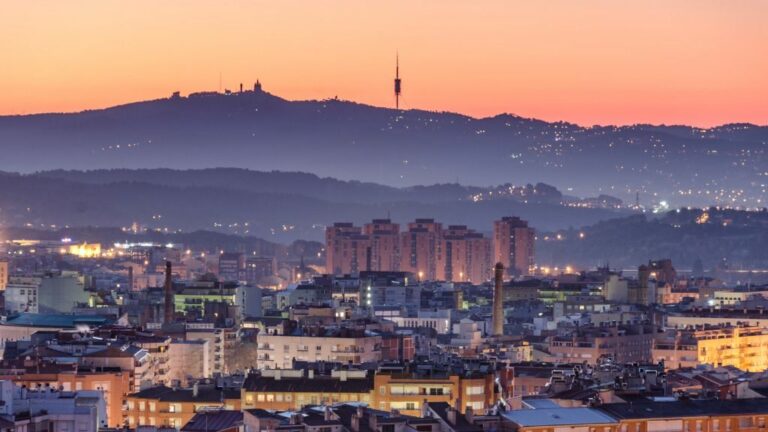 Nits roents a Barcelona: l’emergència climàtica es posa de manifest