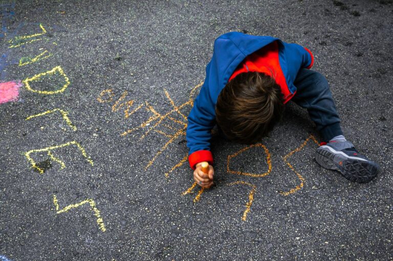 Mares i pares de l’Escola Infantil Italiana se sumen a la Revolta Escolar i tallen el trànsit al carrer