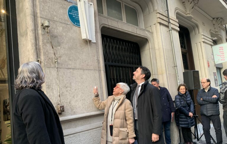 Una placa immortalitza el llegat de la pianista Alícia de Larrocha davant la casa on va néixer