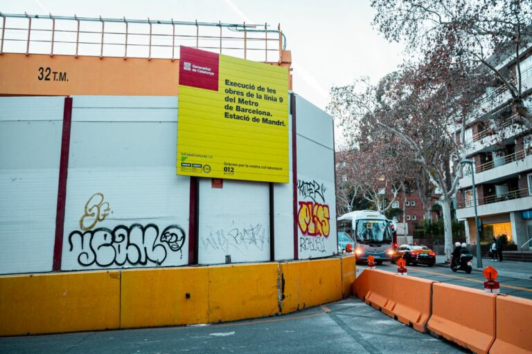 Greus infraccions de trànsit en el primer dia del tall al carrer Mandri per les obres de l’L9