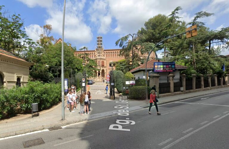 Dues menors ferides després de ser atropellades al passeig de Sant Gervasi a la sortida del Col·legi Jesús-Maria 