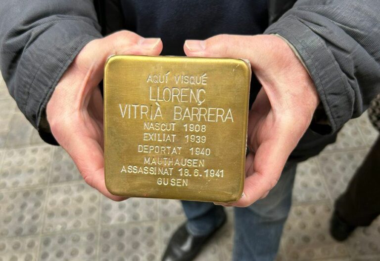 Sant Gervasi homenatja la víctima de l’holocaust Llorenç Vitrià amb una llamborda ‘stolpersteine’