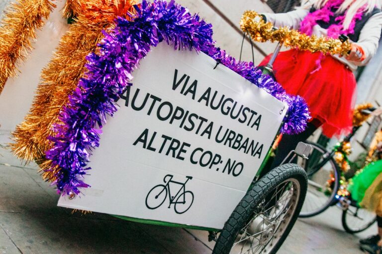 Les imatges de l’arribada en bicicleta de la Reina Carnestoltes a Sarrià