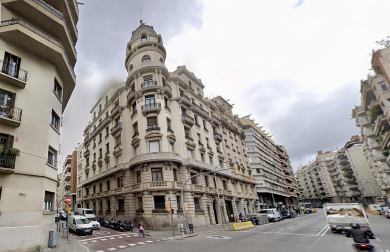 La Casa Manuel Llorens, un edifici amb influències de l’arquitectura ‘Beaux Arts’ al carrer Balmes