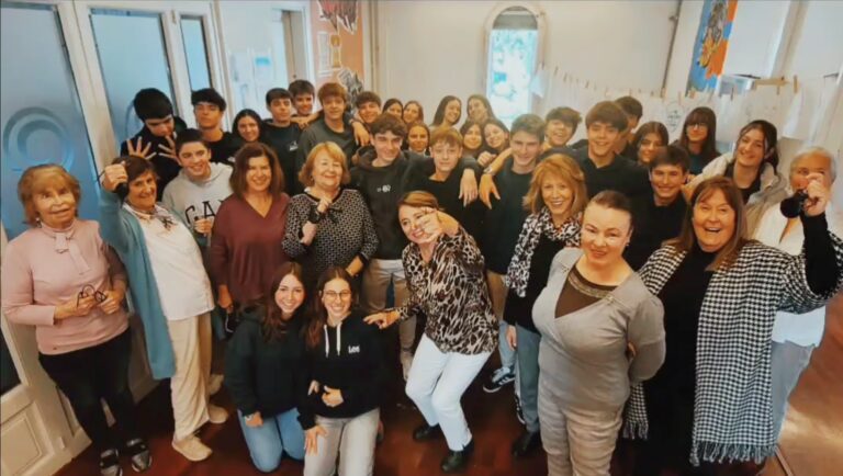 Una lliçó de vida darrere d’una classe oberta de castanyoles al col·legi John Talabot