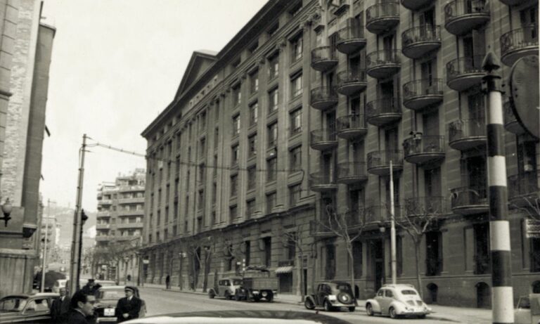 El carrer Aribau i l’edifici David: lloc de fabricació i garatge per a una històrica flota de taxis