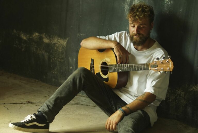 El festival Empremtes portarà la música del gallec Luis Fercán a la sala Luz de Gas el 6 d’abril