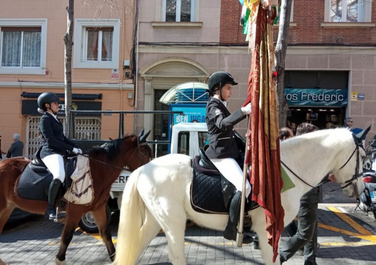 Sant Medir porta els cavalls a la plaça del Consell de la Vila