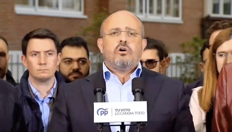 El líder del PP Alejandro Fernández s’envolta de joves en un acte de campanya a la Bonanova