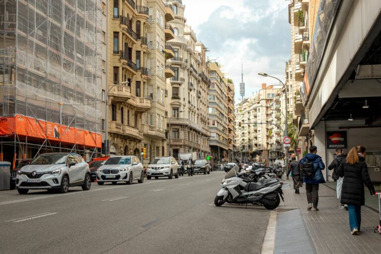 Gay posa data a l’inici de la reforma de Balmes entre la plaça Molina i General Mitre: setembre del 2024