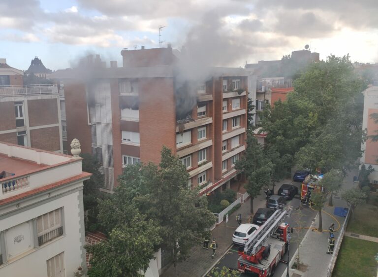 Un incendi en un edifici de les Tres Torres obliga a desallotjar els veïns