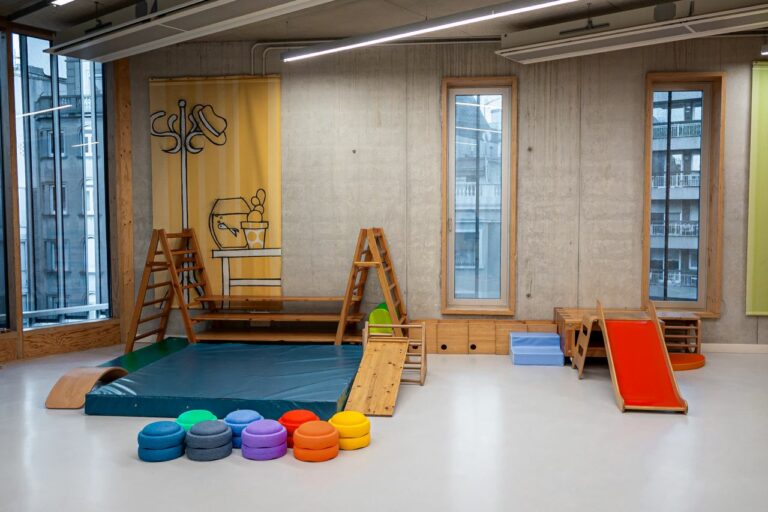 “A l’escola bressol deixes el fill i te’n vas”: compartir la criança amb l’infant en un espai municipal