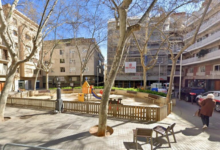 S’inicien les obres de millora de l’àrea de joc de la plaça Cardona