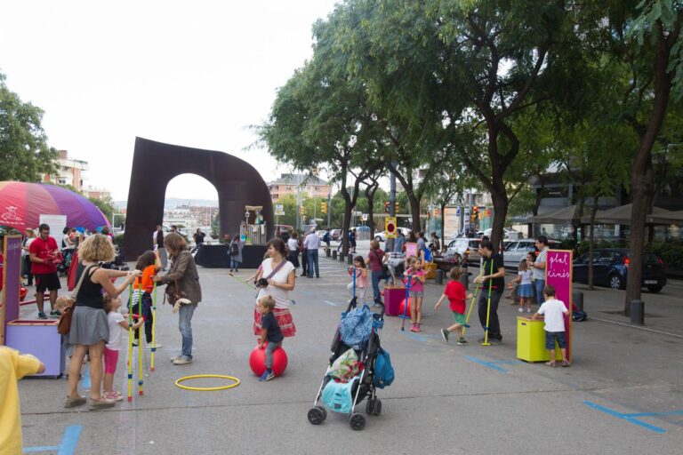 La Porta a un espai públic