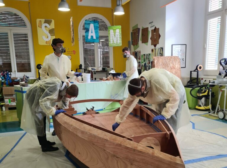 Una classe de 4t d’ESO de Vallvidrera construeixen un veler des de zero: “Ha estat molt emocionant”