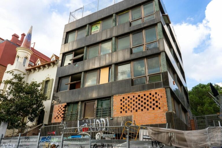 Imminent enderroc de l’edifici el Kubo a la Bonanova i la Ruïna, en venda Imminent enderroc de l’edifici el Kubo a la Bonanova i la Ruïna, en venda