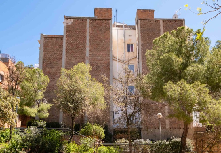 Barcelona vol donar vida a una paret mitgera del Putxet amb un concurs per a joves arquitectes