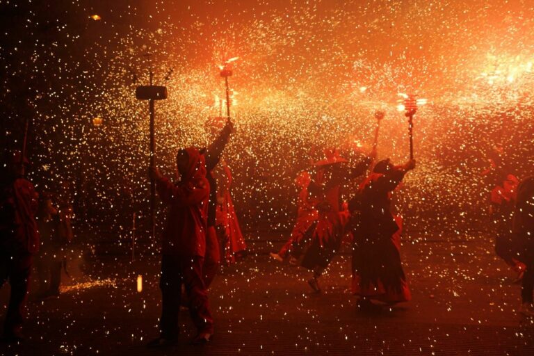 Sarrià celebrarà el 15 de juny el ‘Solstitium’: una gran festa de foc a les portes de Sant Joan Sarrià celebrarà el 15 de juny el ‘Solstitium’: una gran festa de foc a les portes de Sant Joan