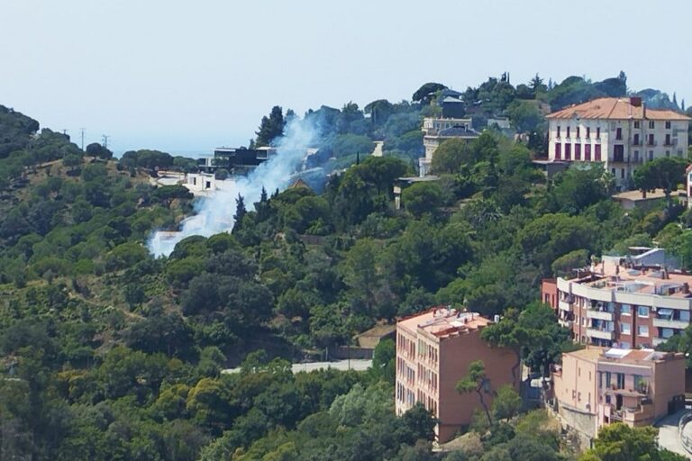 Ensurt per un cotxe que ha cremat a tocar d’unes cases de Vallvidrera Ensurt per un cotxe que ha cremat a tocar d’unes cases de Vallvidrera