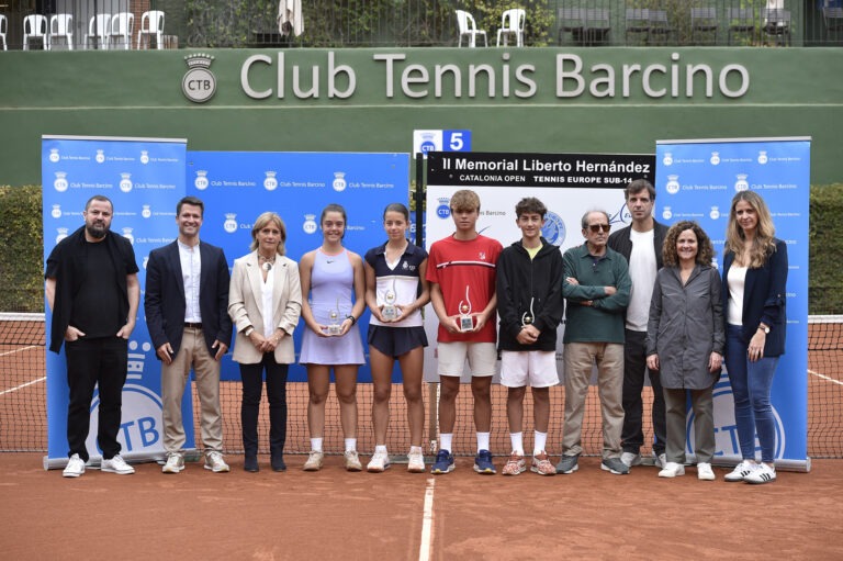 Els campions posen amb els trofeus a les pistes del Club Tennis Barcino