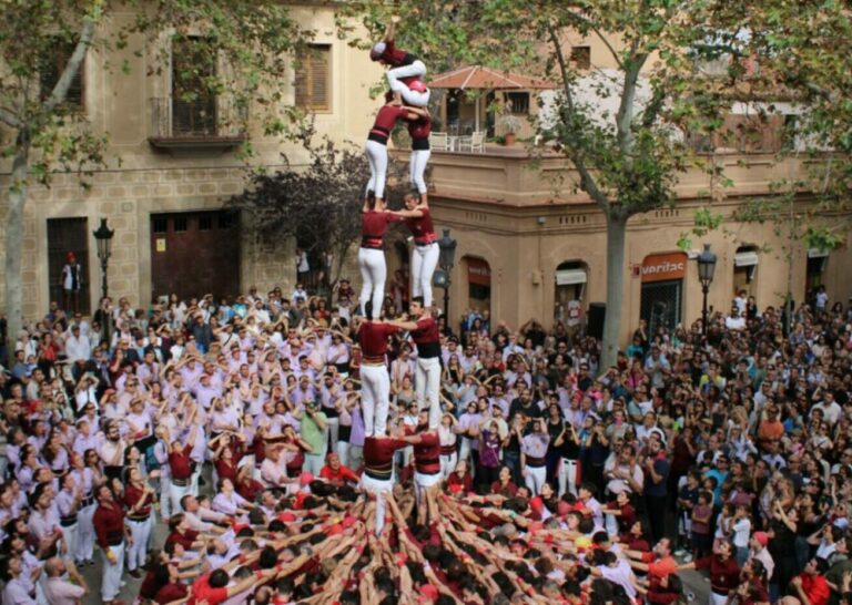 Els Castellers de Sarrià carreguen el seu primer 2d7 en una jornada de Festa Major històrica Els Castellers de Sarrià carreguen el seu primer 2d7 en una jornada de Festa Major històrica